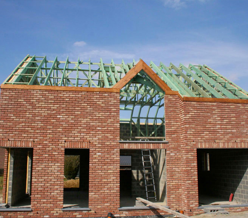 Chantier TopConstruct : maçonnerie montée et fermes de toiture posées